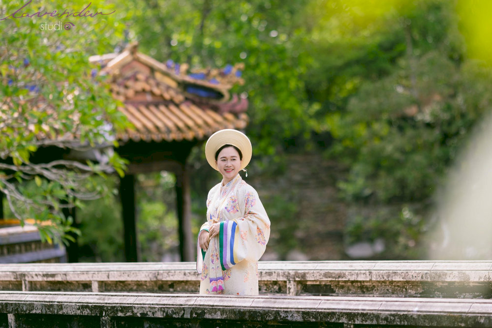 Với không gian cổ kính, bạn nên mặc áo dài hoặc cổ phục